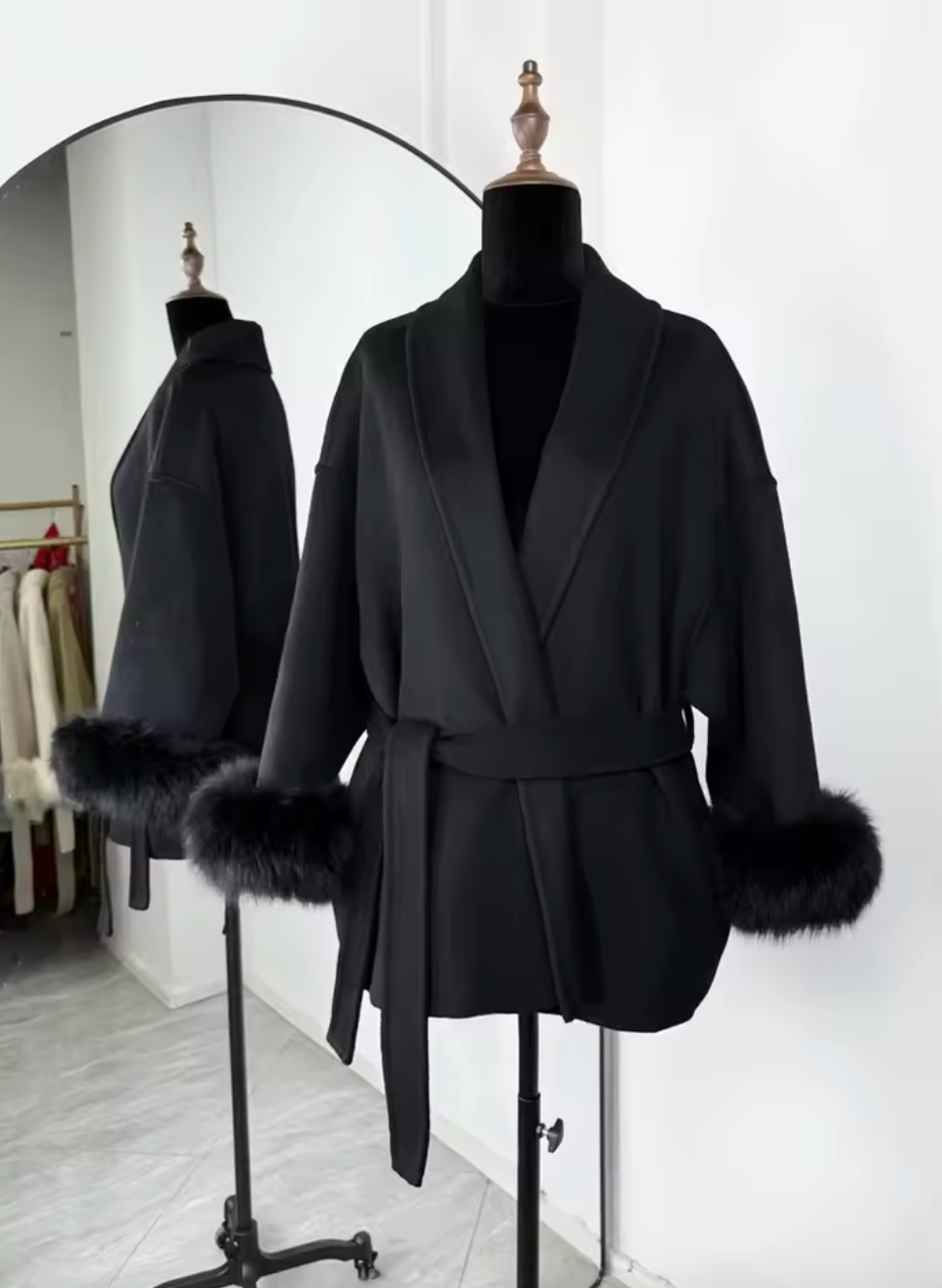 Manteau élégant style cape avec ceinture et manches pelucheuses
