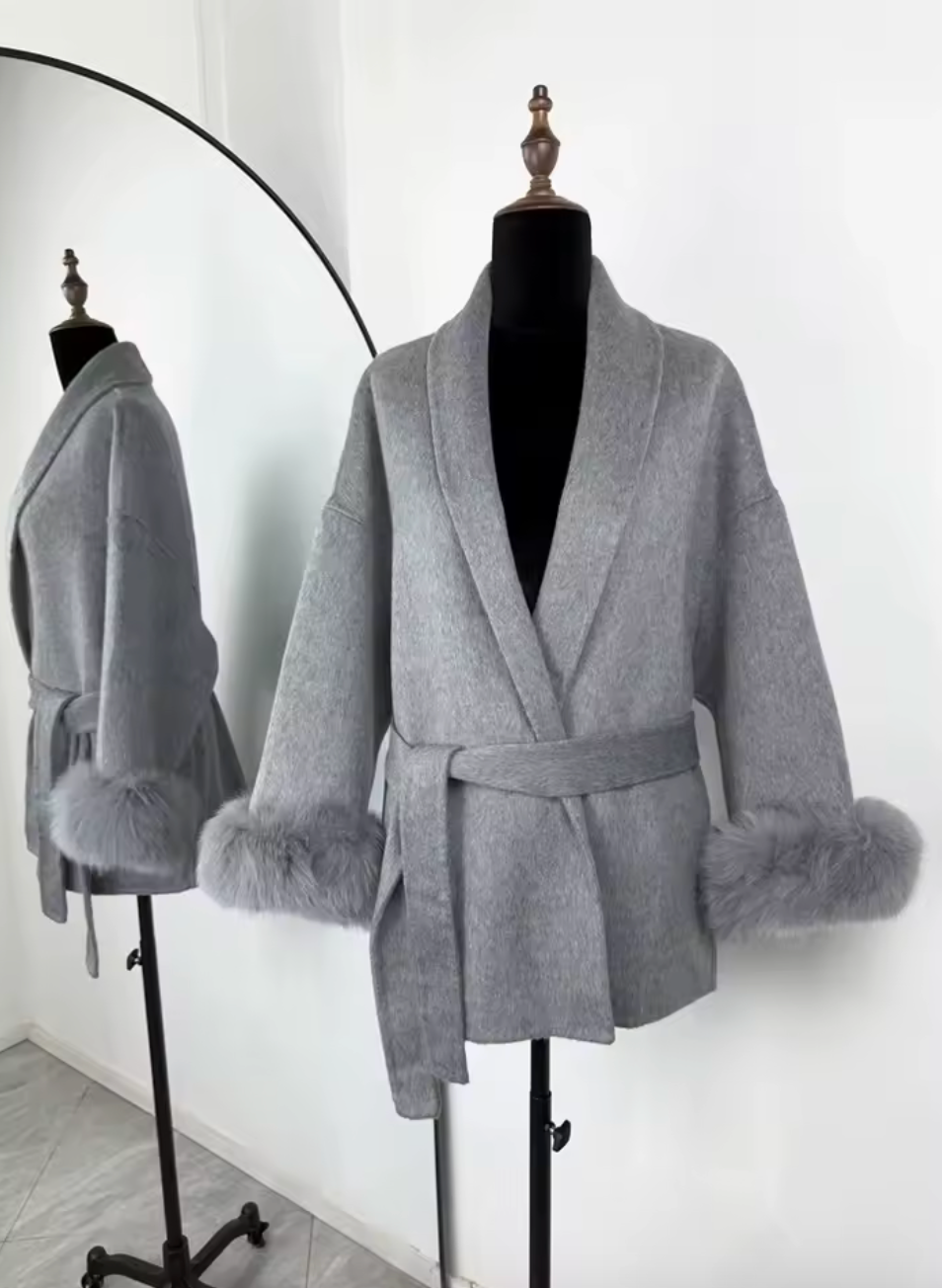 Manteau élégant style cape avec ceinture et manches pelucheuses