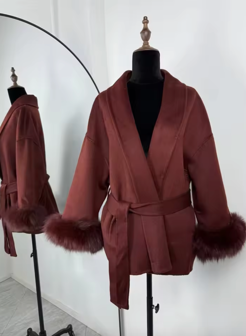 Manteau élégant style cape avec ceinture et manches pelucheuses