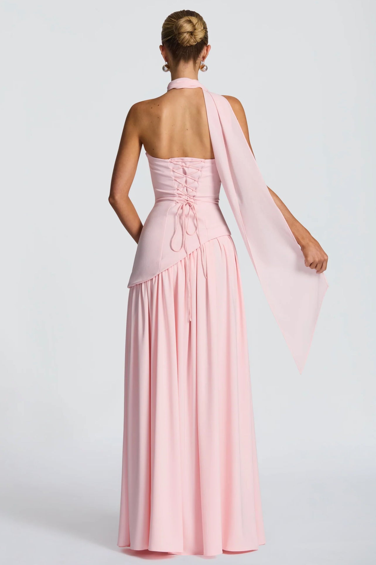 Robe longue avec fente et épaules dénudées