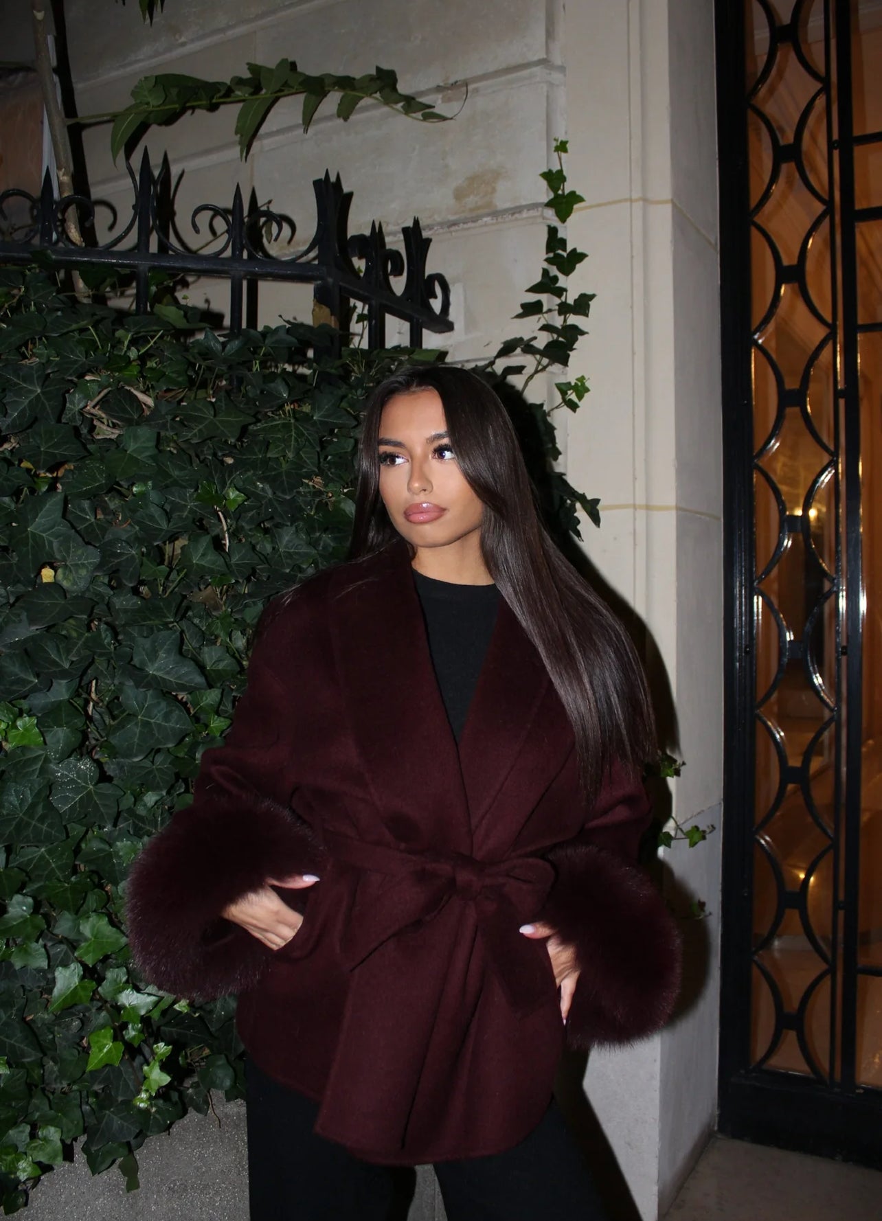 Manteau élégant style cape avec ceinture et manches pelucheuses