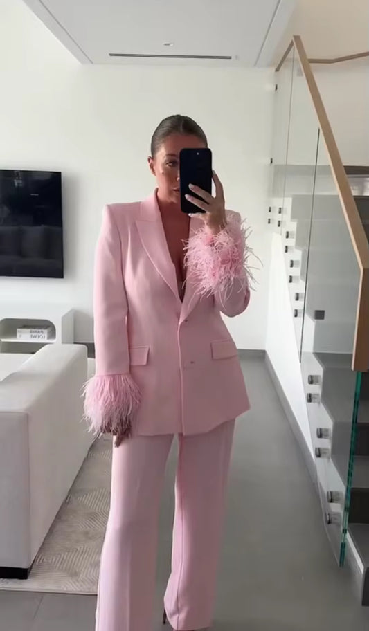 Blazer avec plumes et pantalon élégant